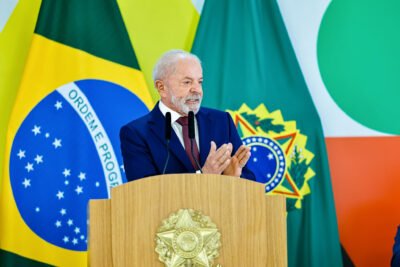 Lula com bandeira ricardo stuckert