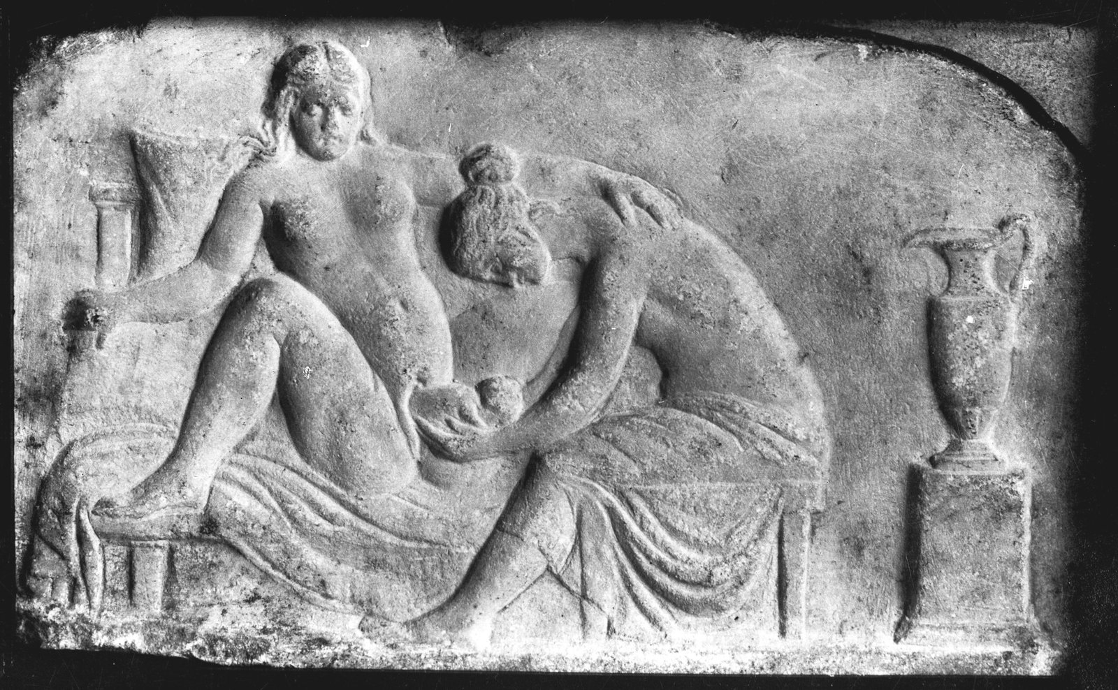 DOULAS: DA PRÁTICA ANCESTRAL À PROFISSÃO REGULAMENTADA 1 Ancient Roman relief carving of a midwife Wellcome M0003964EB