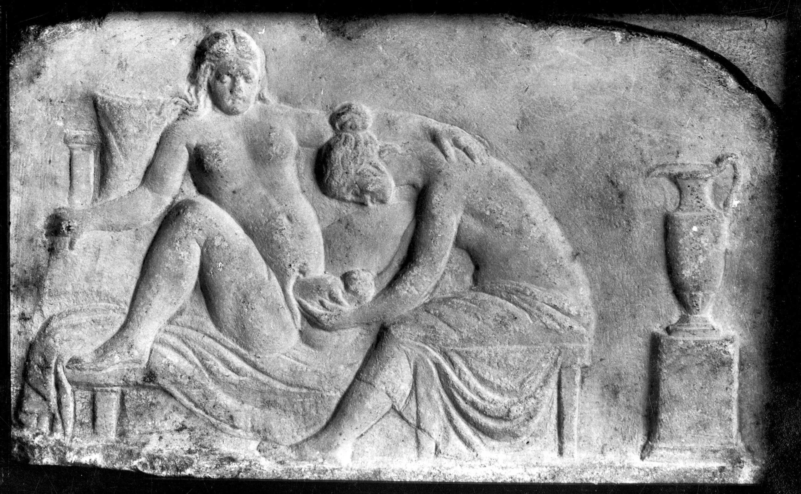 DOULAS: DA PRÁTICA ANCESTRAL À PROFISSÃO REGULAMENTADA 1 Ancient Roman relief carving of a midwife Wellcome M0003964EB