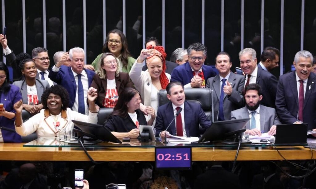 PROPOSTA PELO FIM DA ESCALA 6X1 AVANÇA PARA O SENADO 2 aprovacao da pec 6x1 na camara 1024x613 1