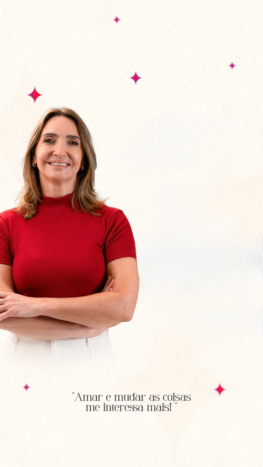 Rosilene posa diante de uma parede branca, com os braços cruzados e sorriso. Ela veste blusa vermelha de mangas curtas e calça branca. Ao redor, há pequenos elementos gráficos em rosa. Na parte inferior, a frase: “Amar e mudar as coisas me interessa mais!”.