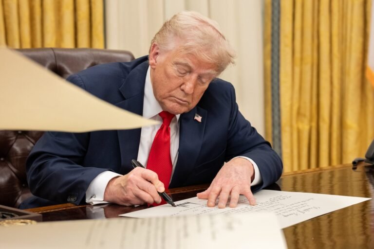 O tarifaço de Trump e a vassalagem bolsonarista contra o Brasil