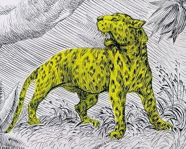 Ilustração de uma onça-pintada em destaque, com a cabeça erguida e a boca aberta, em meio à vegetação. O animal aparece em amarelo com manchas pretas sobre um fundo desenhado em preto e branco.