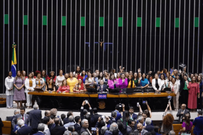 POR QUE AS MULHERES NÃO OCUPAM OS ESPAÇOS QUE LHES PERTENCEM? 1 politica